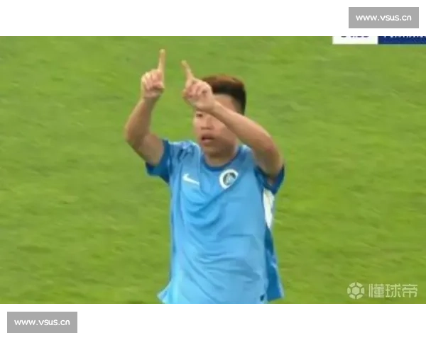 杨一鸣百场里程碑!深圳铁卫书写家乡足球传奇 杨一鸣百场里程碑!深圳铁卫书写家乡足球传奇